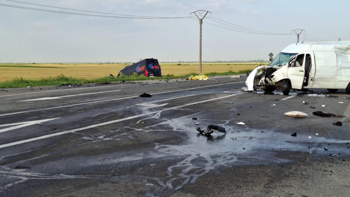 un microbuz si o autoutilitara s au ciocnit langa faurei un om a murit 13 au fost dusi la spital
