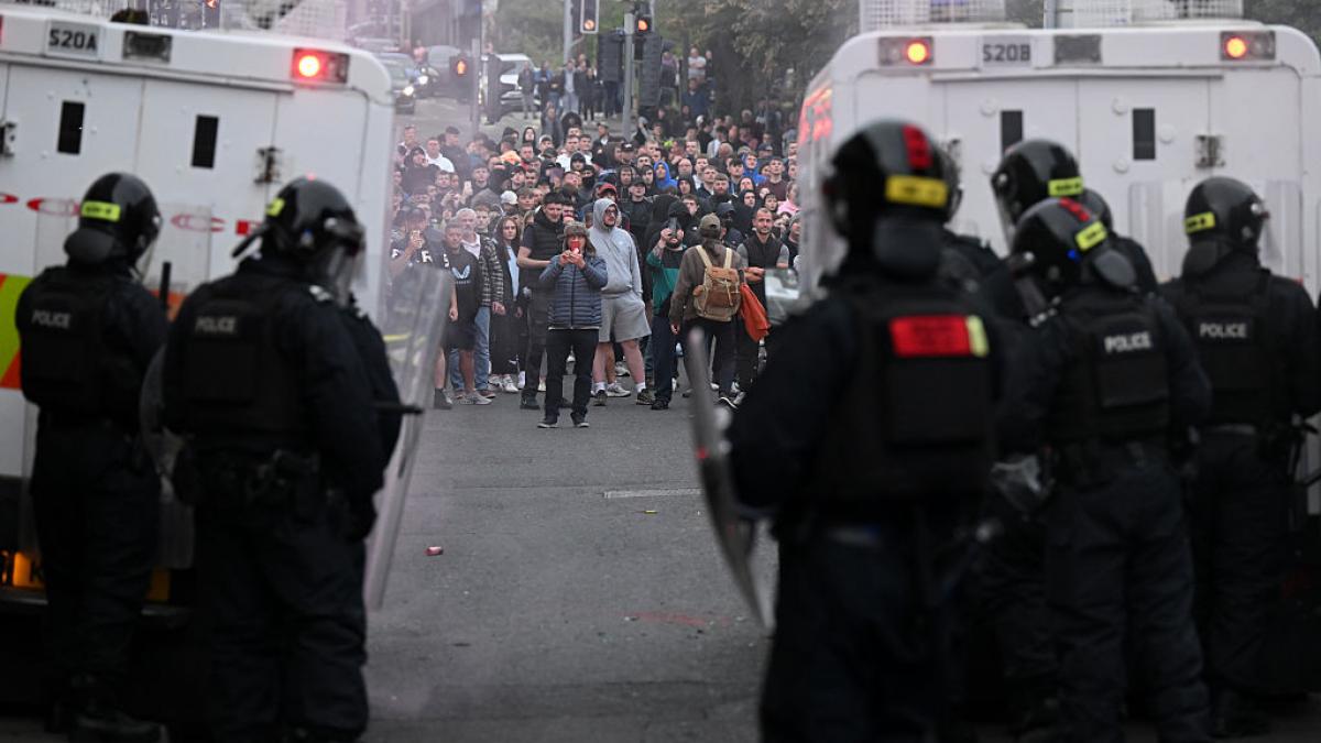 intr un oras din irlanda unde traiesc mii de romani imigrantii sunt sfatuiti sa plece de acasa pentru ca urmeaza revolte impotriva lor