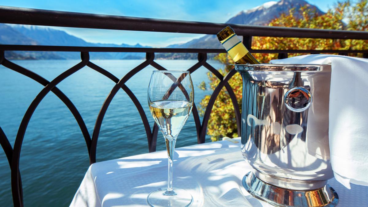 un barbat traia in hoteluri de lux din care pleca fara sa plateasca dupa ce golea minibarurile cum a fost prins