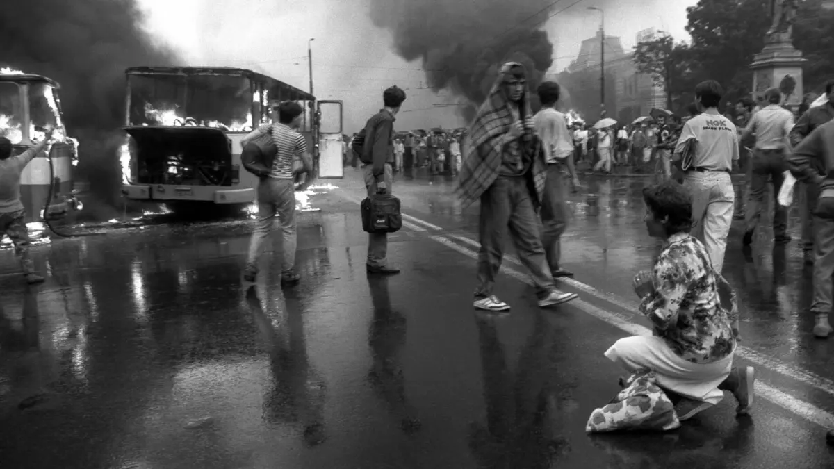 mineriada din 1990 in imagini haos pe strazi masini incendiate violente si cladiri devastate
