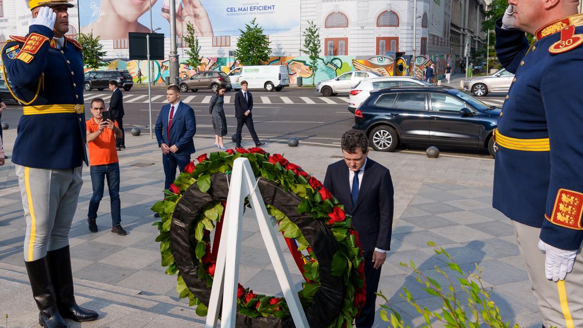 presedintele nicusor dan a depus coroane de flori in memoria victimelor mineriadei din 1990