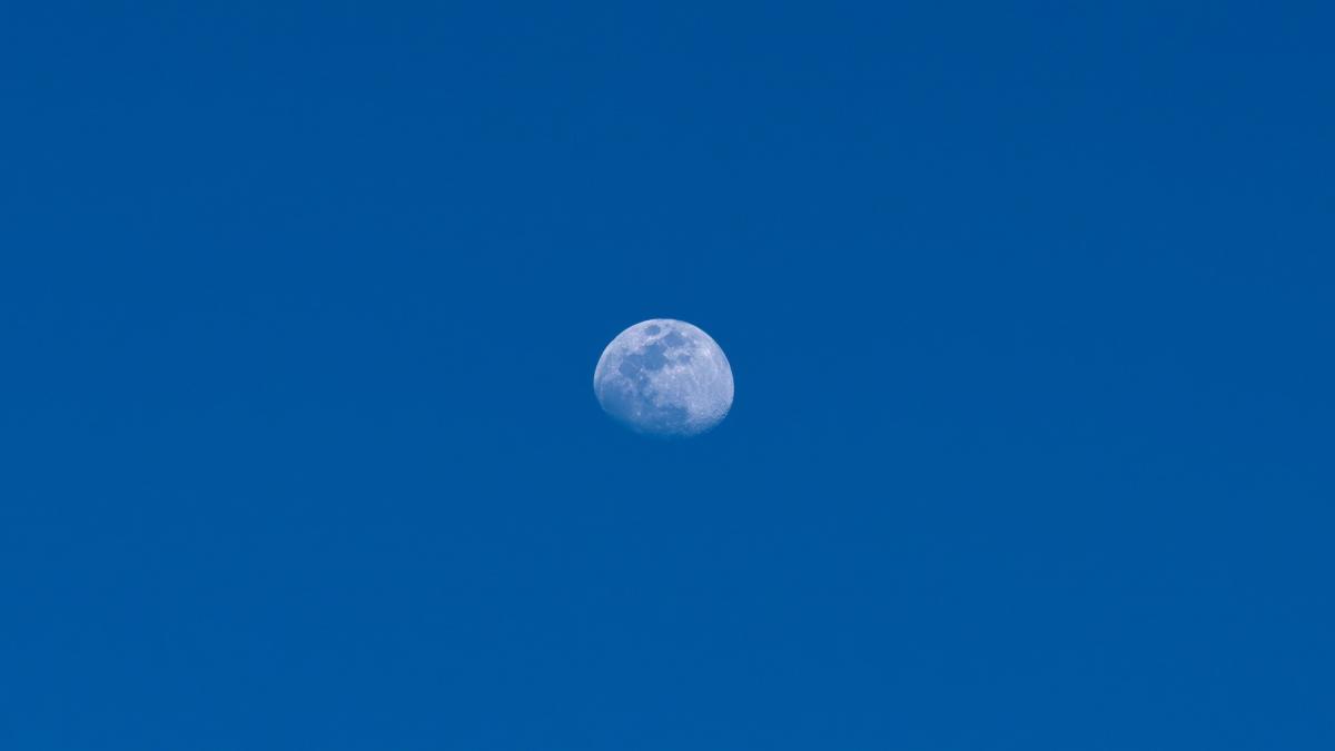 luna a inceput sa se indeparteze de pamant cum se va schimba notiunea de timp