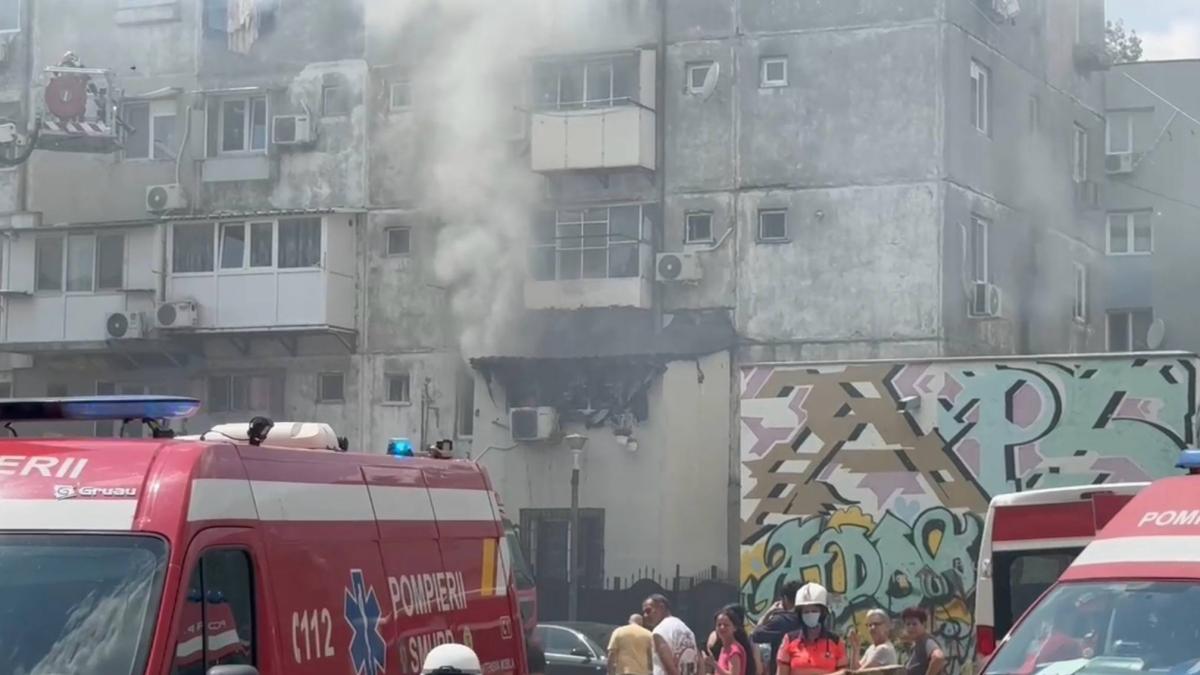 un apartament a luat foc intr un bloc din capitala 20 de persoane au fost evacuate