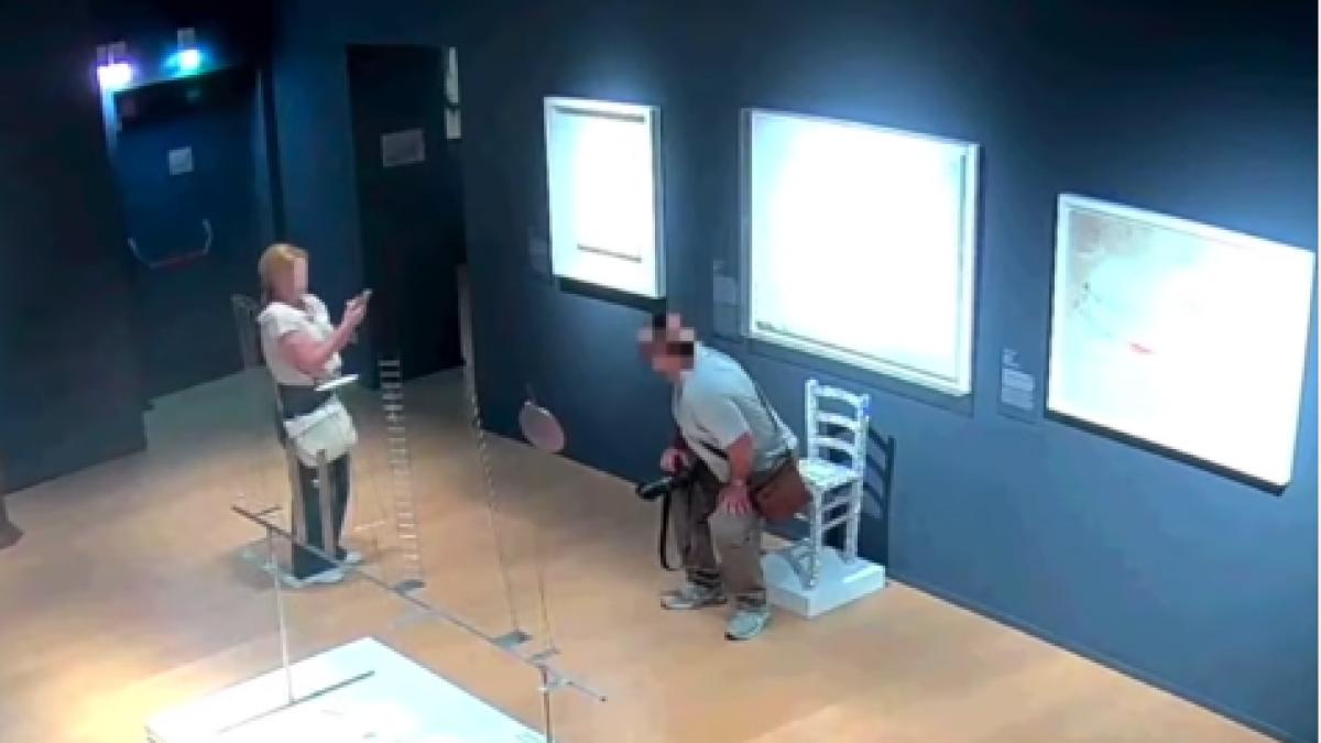 video doi turisti s au asezat pe lucrarea numita scaunul van gogh expusa la un muzeu din verona si au distrus opera de arta