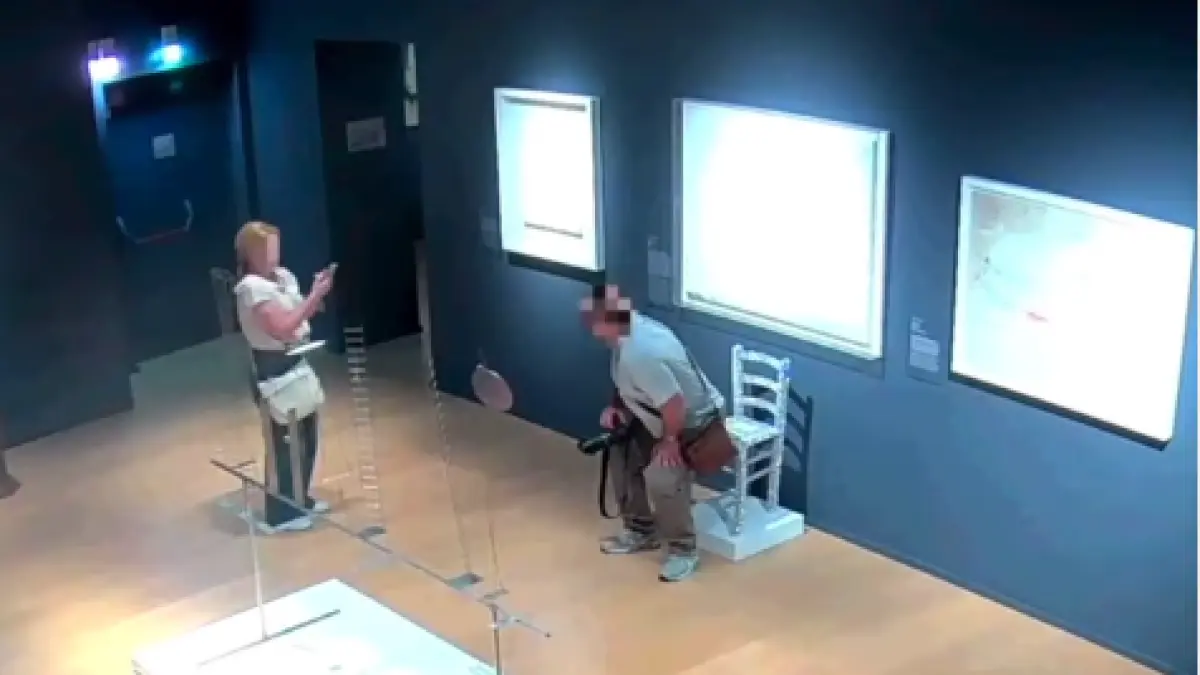 video doi turisti s au asezat pe lucrarea numita scaunul van gogh expusa la un muzeu din verona si au distrus opera de arta