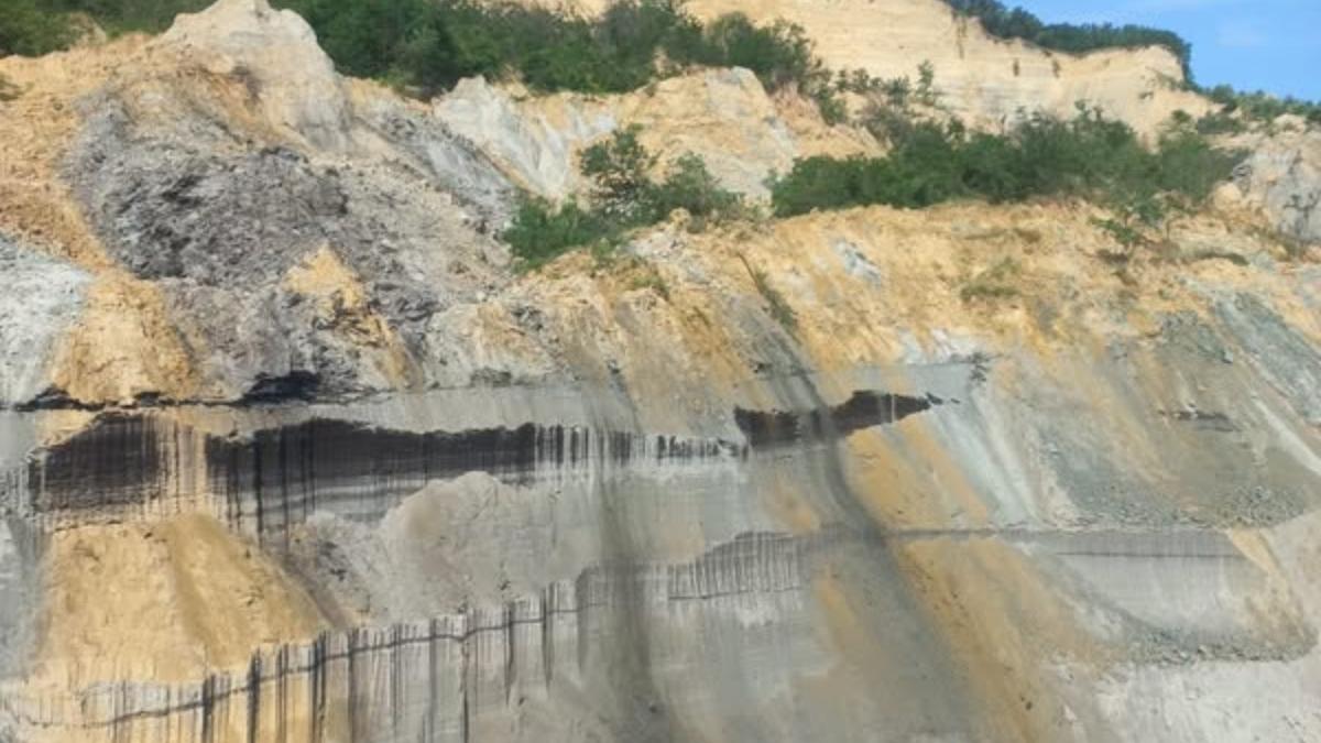 alunecare de teren la cariera tismana din cadrul complexului energetic oltenia linia de transport carbune t4 e ingropata