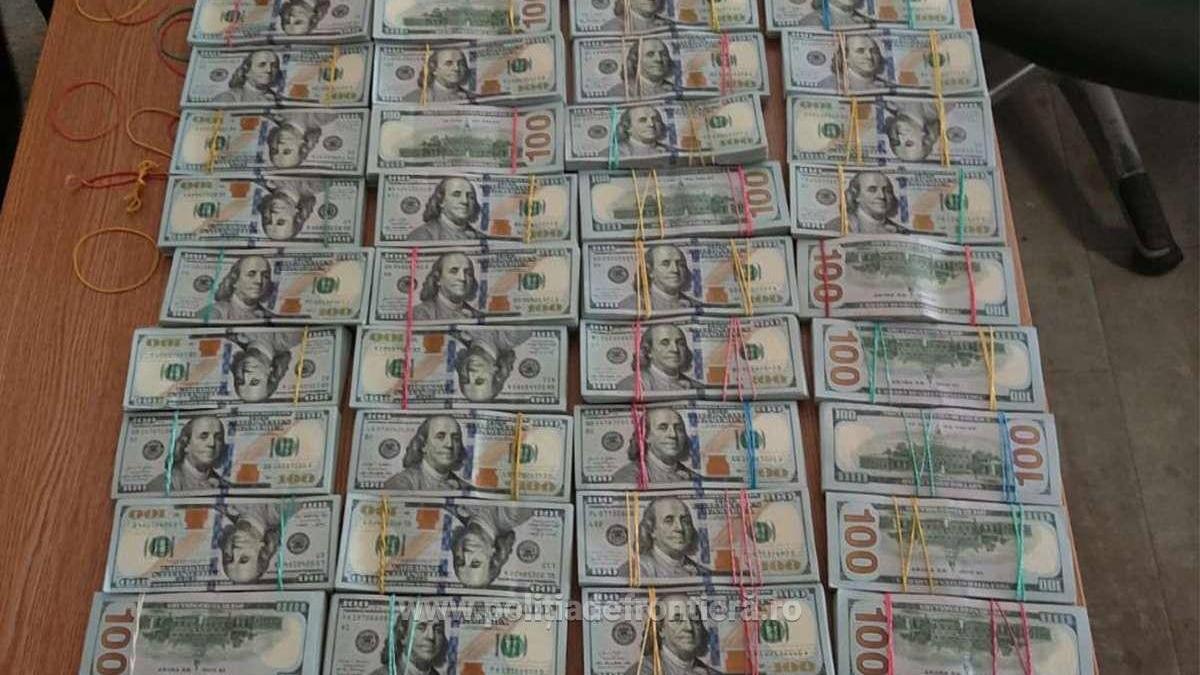 doi soti au incercat sa treaca granita in romania pe jos cu 1 4 milioane de dolari ascunsi pe sub haine
