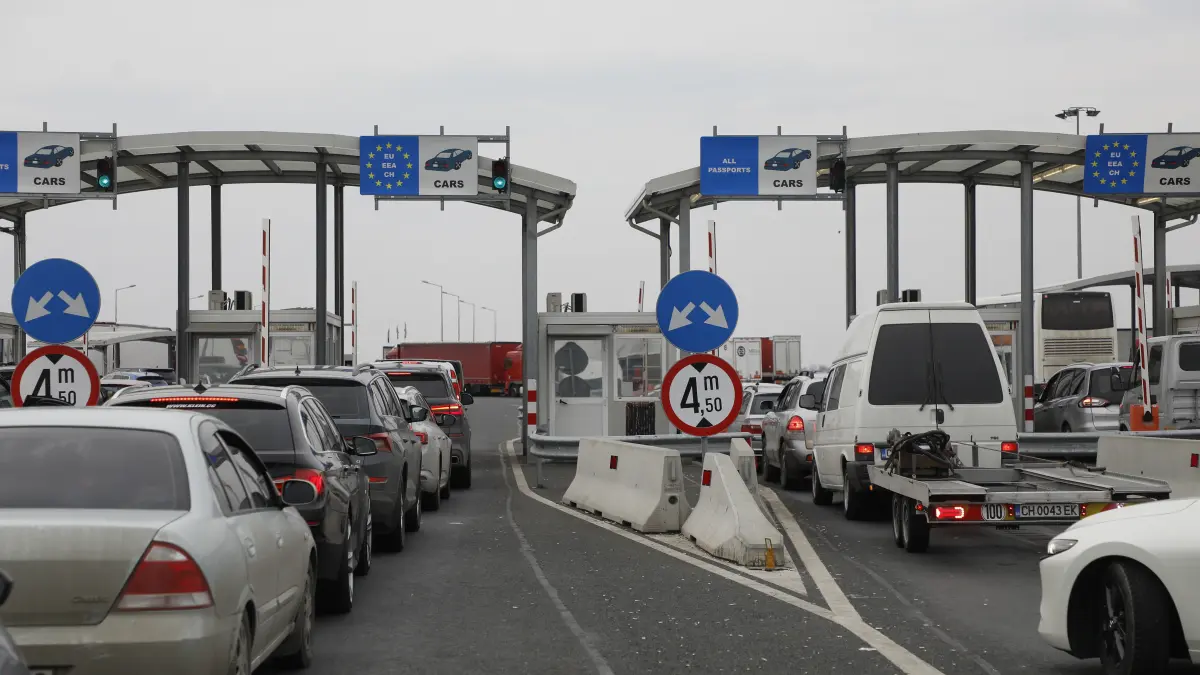 noua migranti au fost gasiti ascunsi intr o semiremorca la vama nadlac
