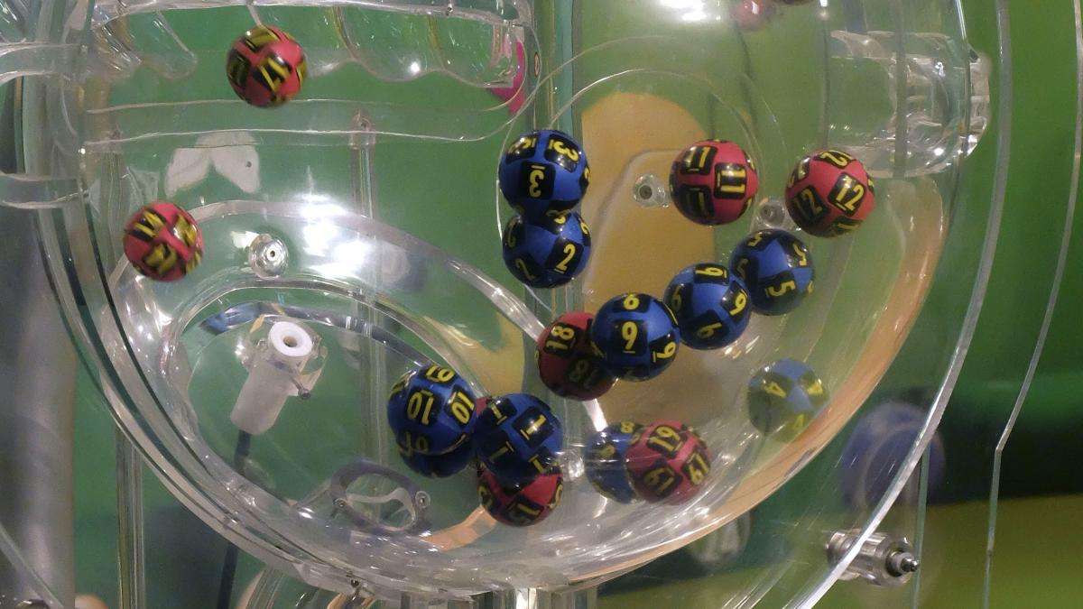 poza cu o urna cu bile care vor fi extrase la loto 6 din 49