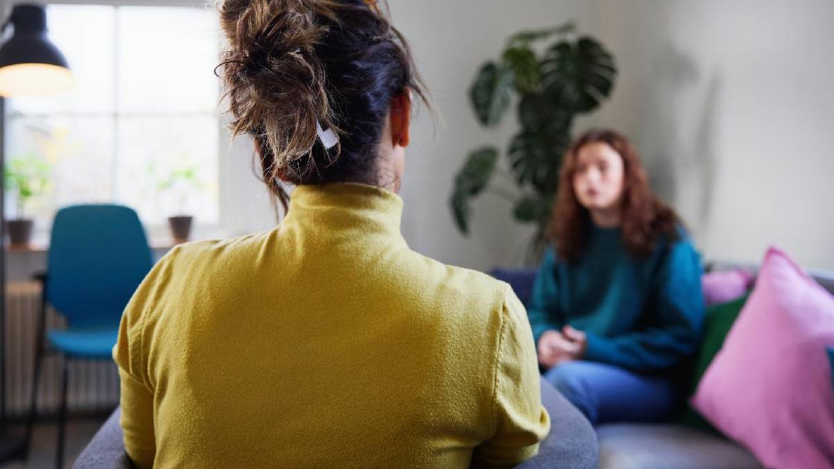 o femeie a lucrat 20 de ani ca psihiatru in anglia cu o diploma falsa instanta ii cere acum sa returneze 400 000 de lire