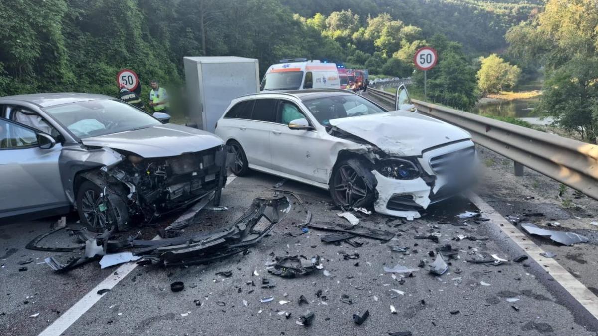 trafic blocat pe dn 7 dupa un accident intre doua masini 6 oameni au fost implicati