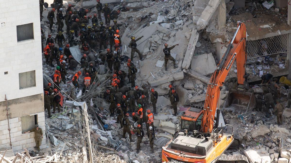 oamenii din bat yam unde o racheta iraniana a spulberat un bloc trebuia sa atacam mai devreme ei sunt slabi noi suntem puternici