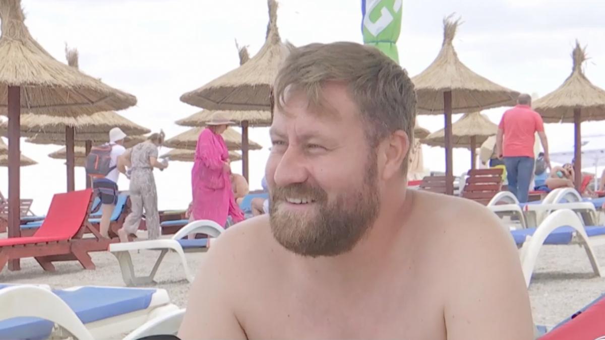 turist pe plaja statiune litoral romania