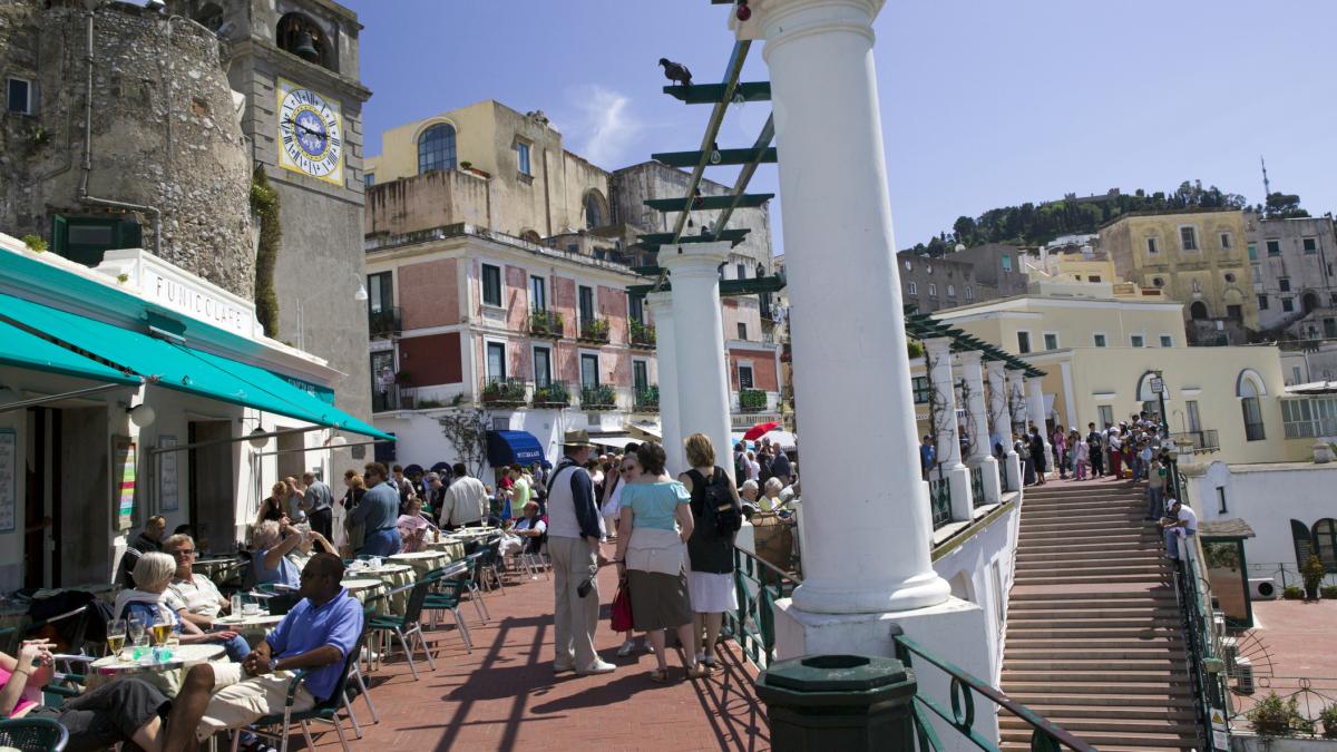 primarul din capri le interzice comerciantilor si celor cu restaurante si baruri sa ii abordeze pe turisti pe strada