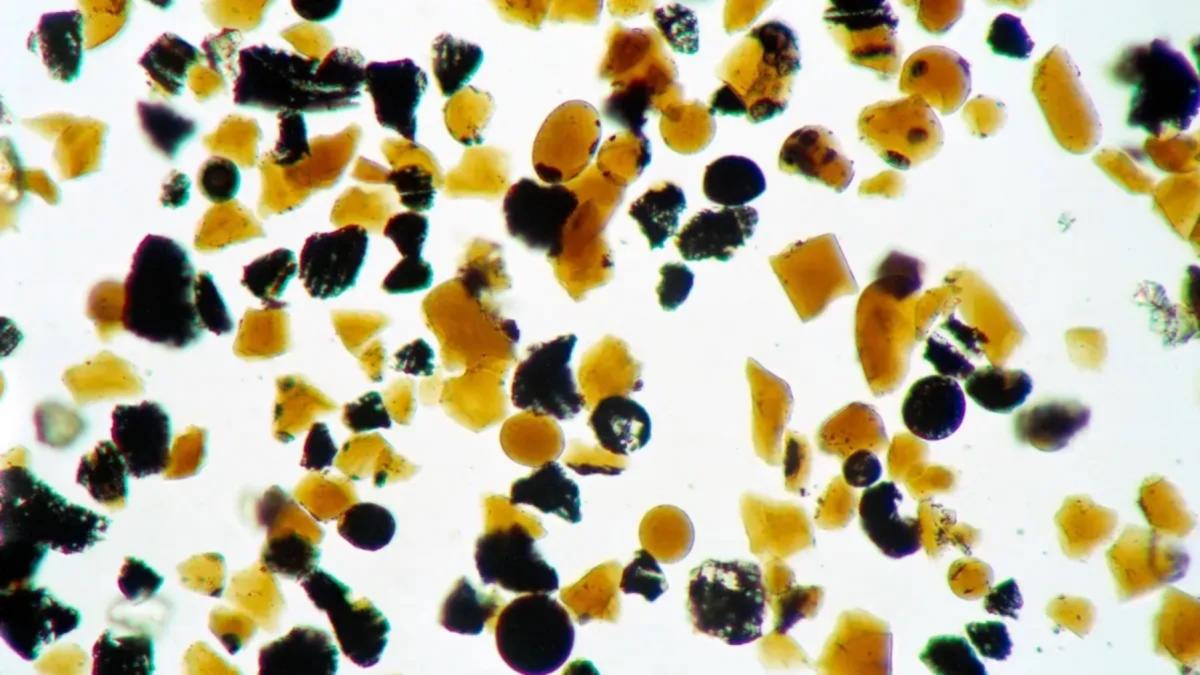 astronautii apollo au descoperit ca luna este acoperita cu mici margele colorate de sticla acum s a aflat in sfarsit de ce