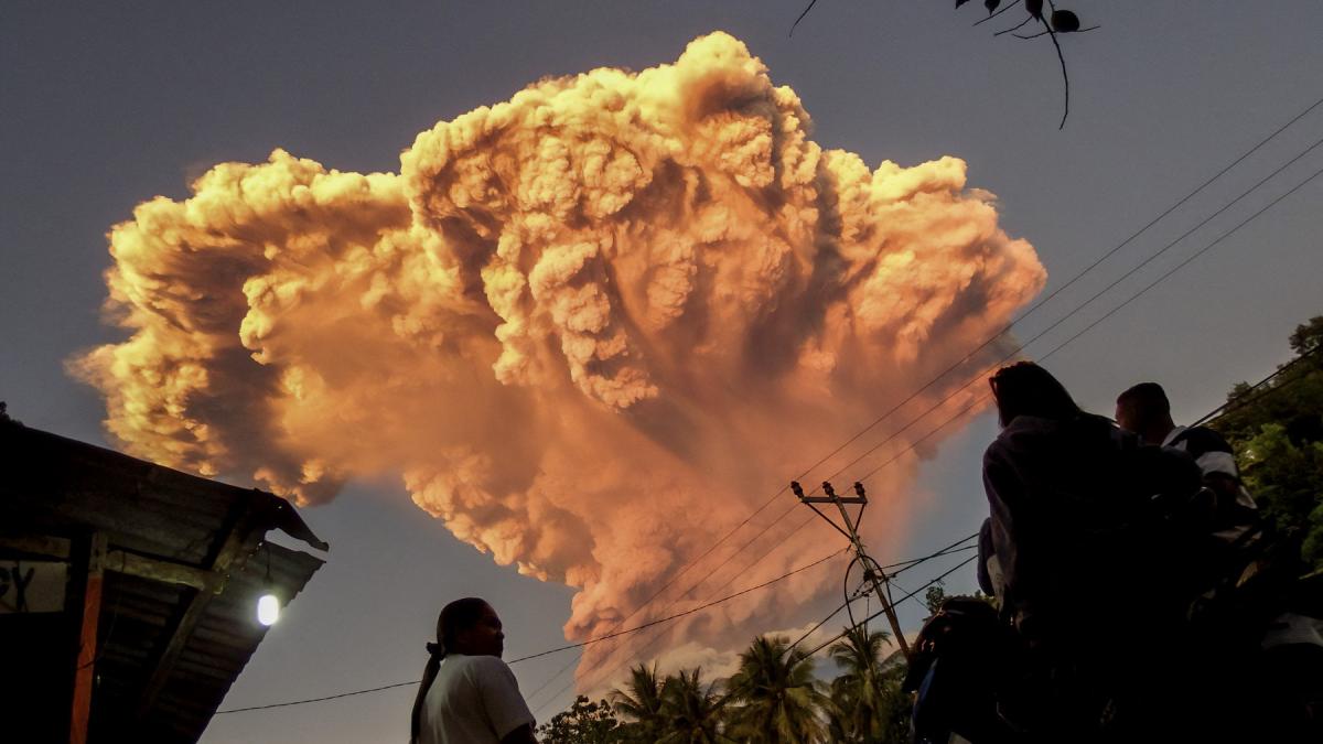 imagini spectaculoase dupa eruptia vulcanului lewotobi din indonezia coloana de cenusa s a ridicat pana la 10 kilometri