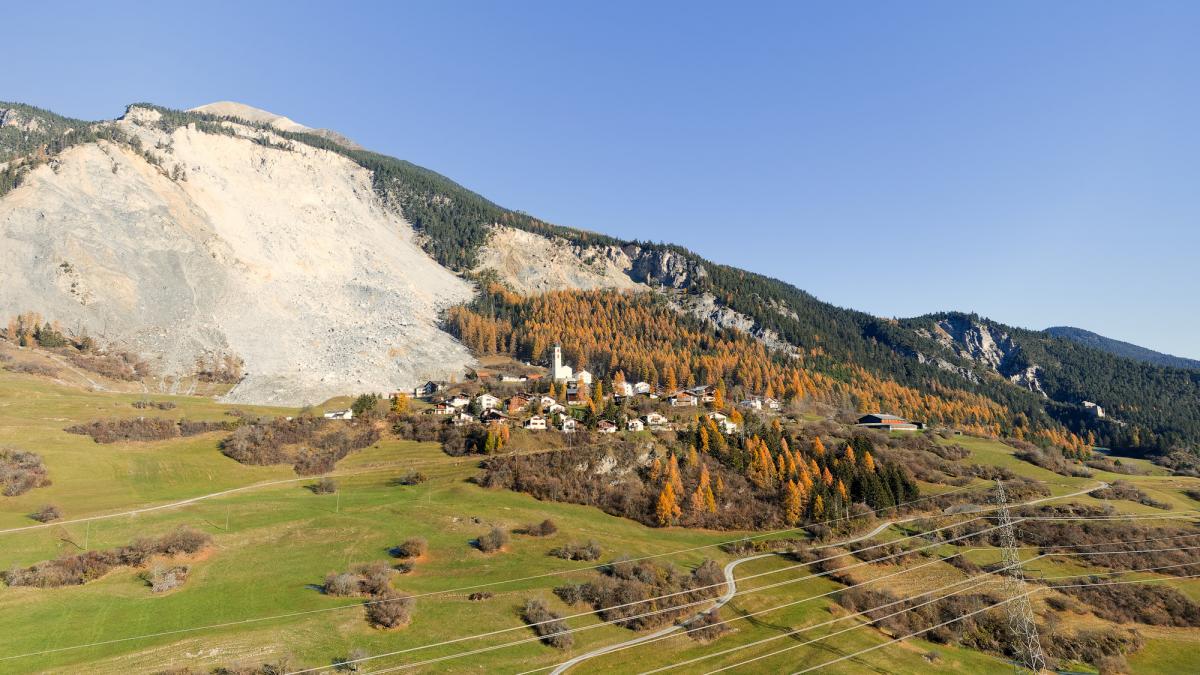 inca un sat de munte din elvetia e in pericol sa fie ingropat de o alunecare de teren