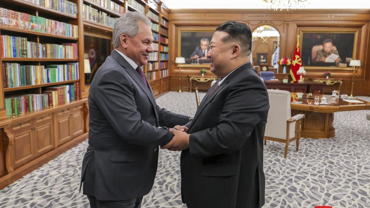 putin l a trimis pe soigu la phenian cu o misiune speciala a fost primit de kim jong un cu care s a imbratisat