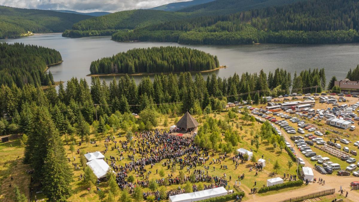 taberele de vara de la manastirea oasa destinatia perfecta pentru tinerii care vor o pauza de la agitatia lumii