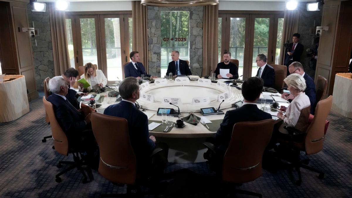 zelenski a ajuns la summitul g7 la cateva ore dupa ce trump a plecat a fost pus pe locul presedintelui sua la masa cu liderii