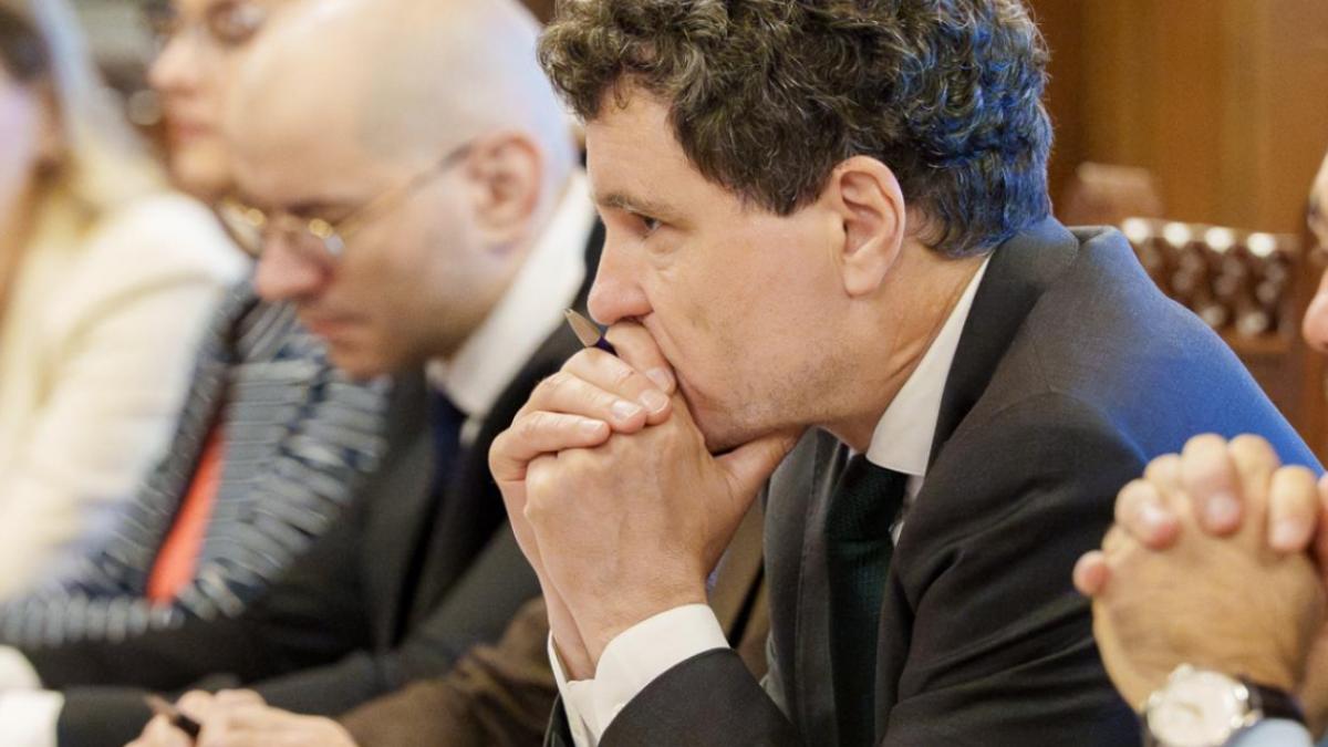 aur refuza sa mearga la consultarile de la cotroceni o mascarada sinistra guvernul e deja facut pot va participa