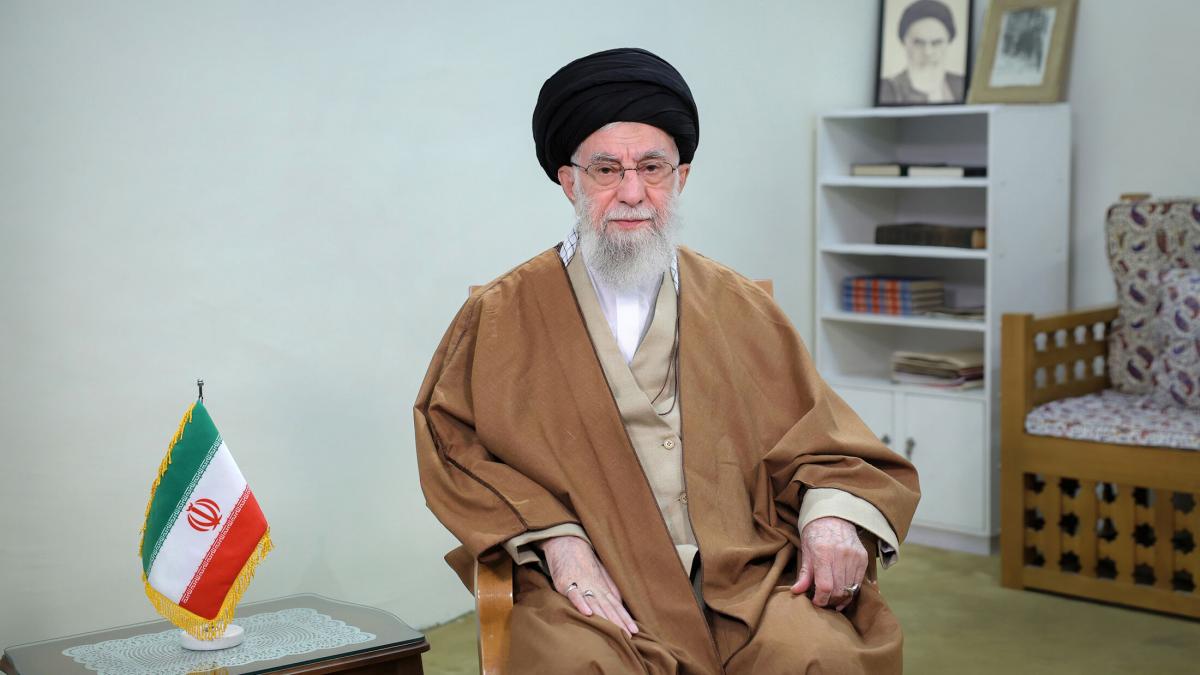 cine este ayatollahul ali khamenei liderul radical al iranului pe care trump l a numit o tinta usoara