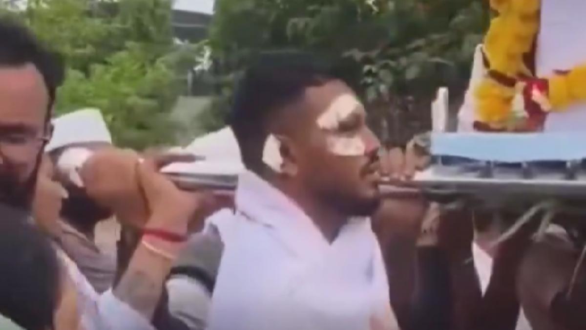 imagini sfasietoare supravietuitorul zborului air india filmat in timp ce cara sicriul fratelui sau mort in tragedia aviatica