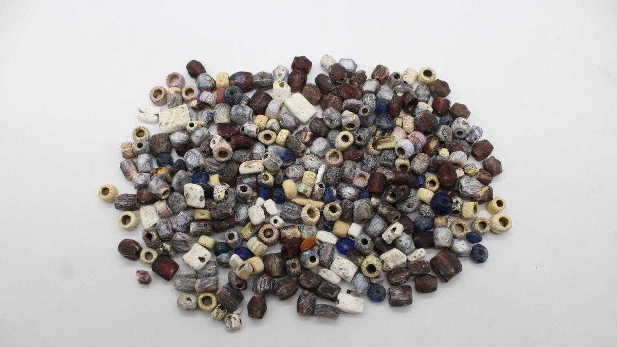 inele margele de sticla si monede de argint artefacte vechi de peste doua milenii au fost descoperite intr o necropola din timisoara