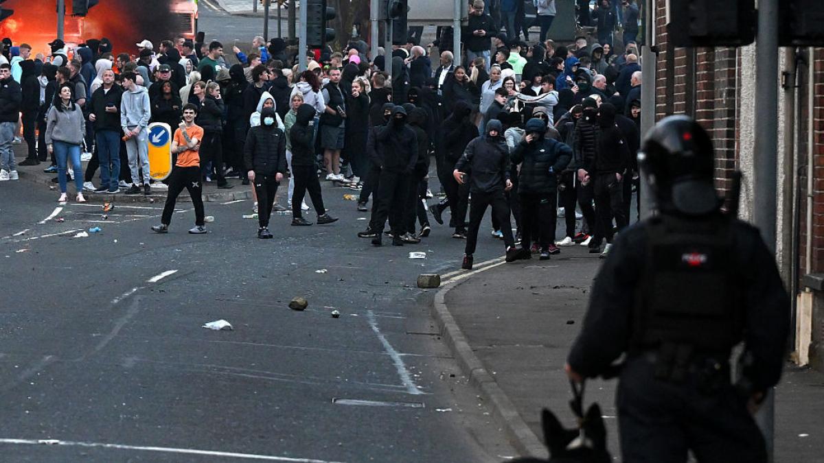 ministrul de externe despre protestele violente impotriva romanilor din irlanda de nord imaginile sunt revoltatoare