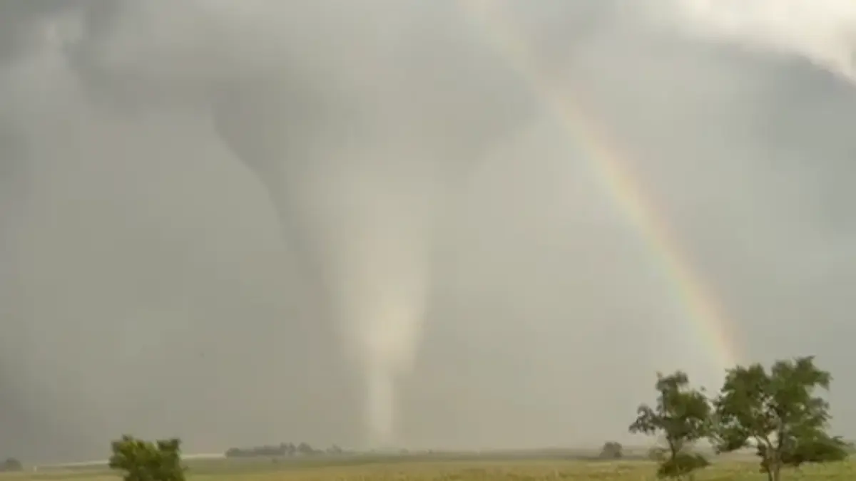 video momentul spectaculos in care o tornada se intersecteaza cu un curcubeu