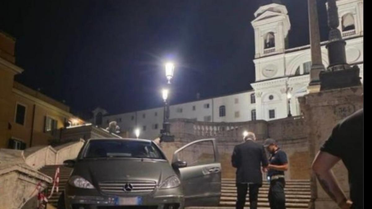video un italian a ajuns cu masina pe scarile din piazza di spagna de la roma