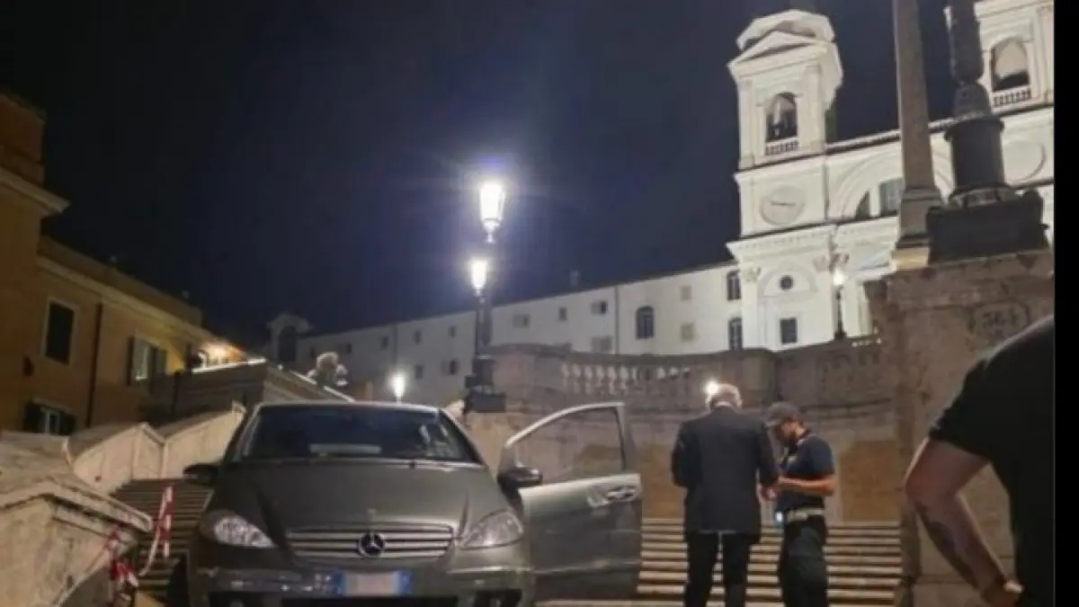 video un italian a ajuns cu masina pe scarile din piazza di spagna de la roma