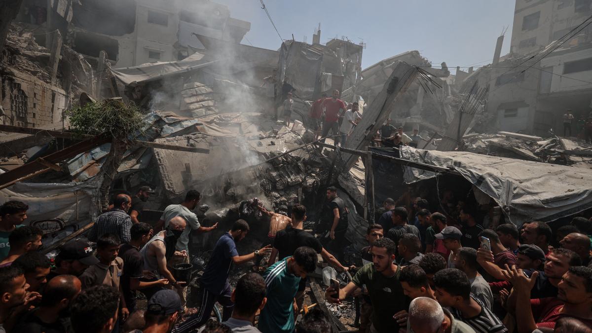 masacru in fasia gaza cel putin 72 oameni au fost ucisi in bombardamentele israeliene 21 dintre ei asteptau sa primeasca ajutoare