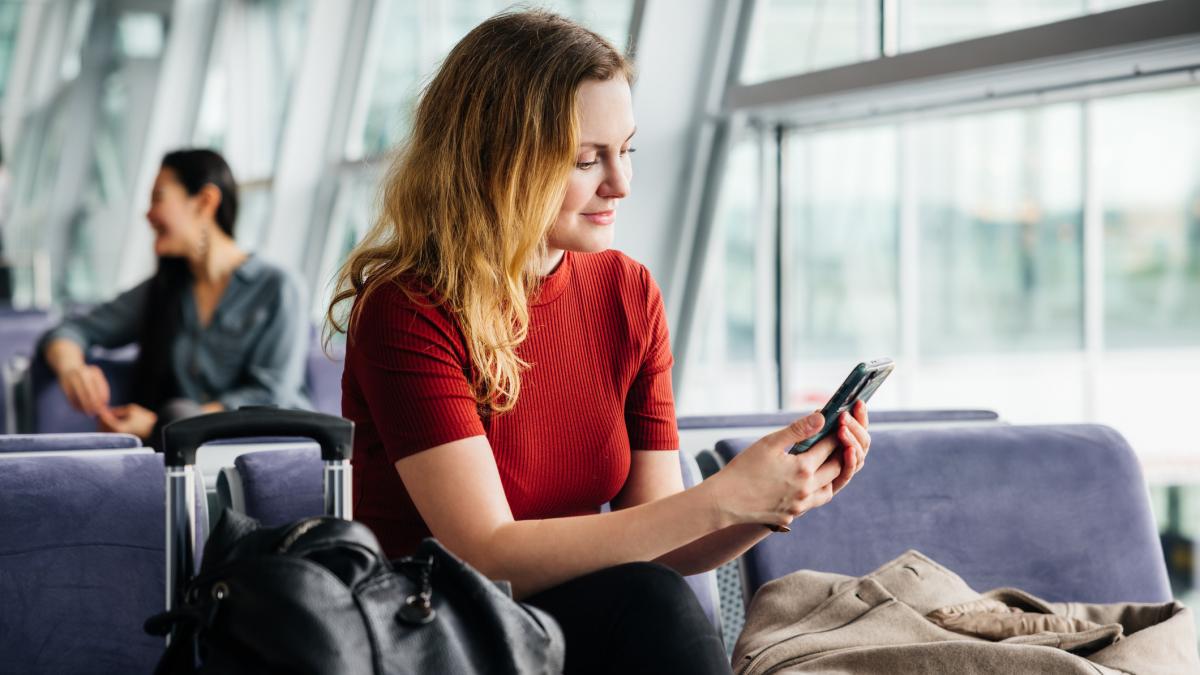 romanii risca facturi mai mari la telefon in vacanta ancom avertizeaza asupra tarifelor de roaming