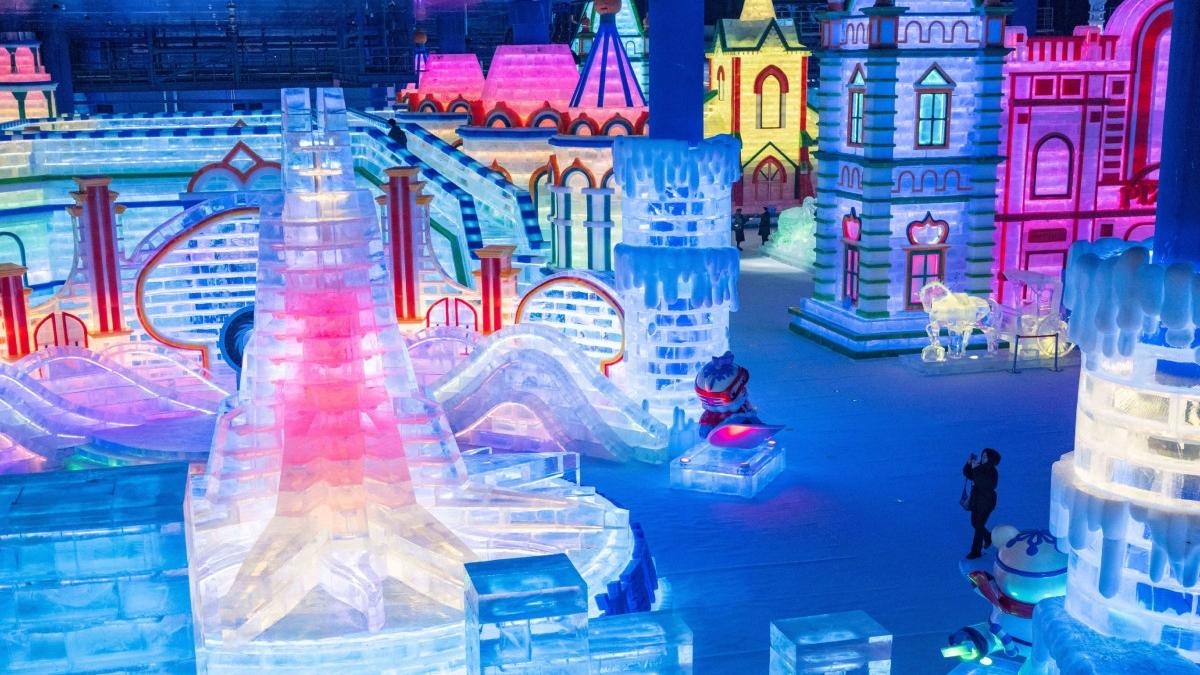 spectacole dans acrobatii aeriene cel mai mare parc de sculpturi din gheata din lume propune activitati speciale in sezonul estival