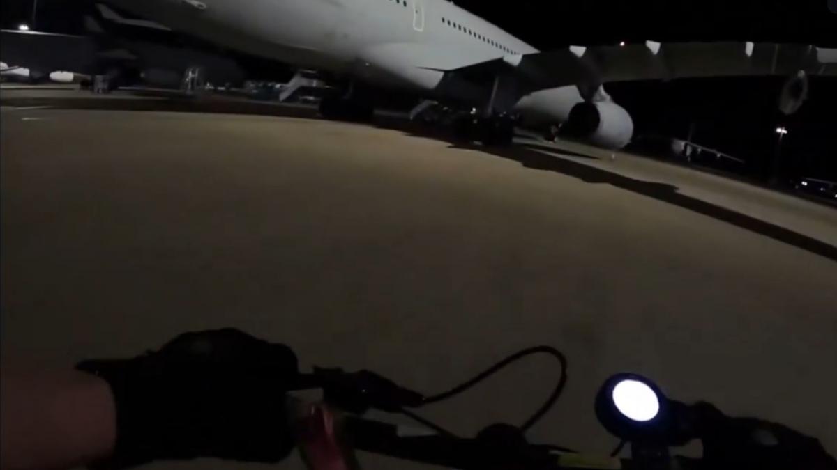 activisti pro gaza au intrat in cea mai mare baza militara din marea britanie si au sabotat avioane apoi au pus imaginile pe x