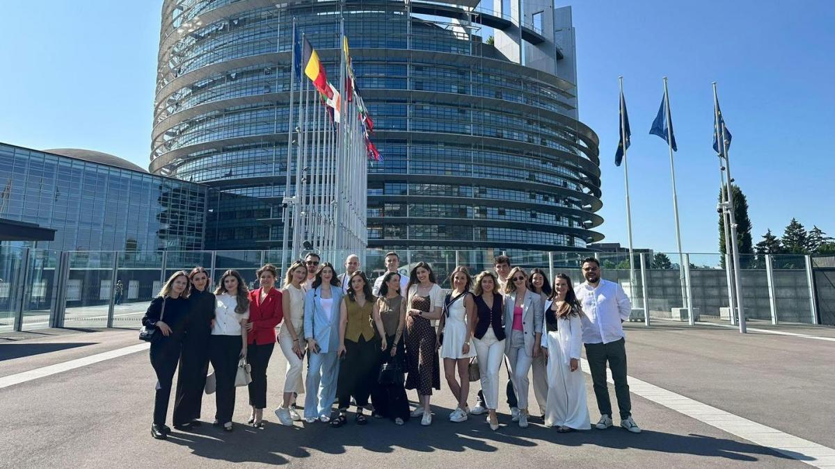 cursantii antena academy in bancile din parlamentul european au avut o lectie de democratie live