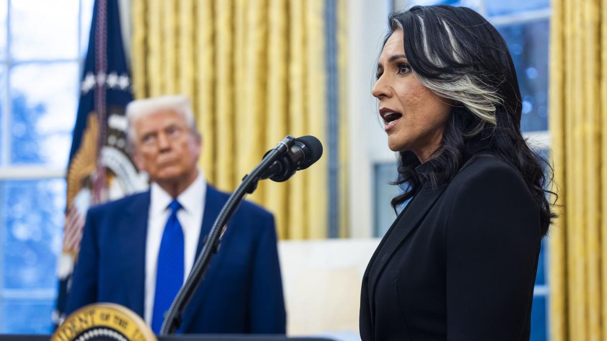 donald trump o ataca pe sefa spionilor sua care a spus ca iranul nu incearca sa obtina arma nucleara greseste