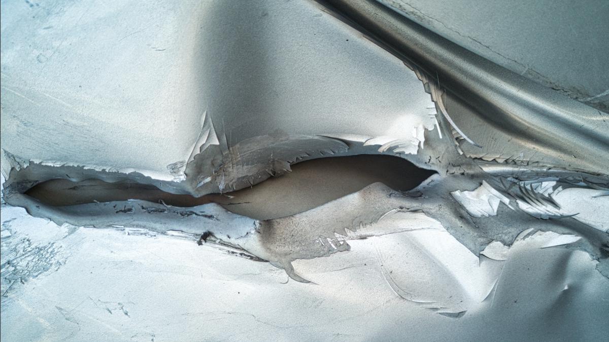 o bucata de metal fisurata s a reparat singura intr un experiment care i a uimit pe oamenii de stiinta