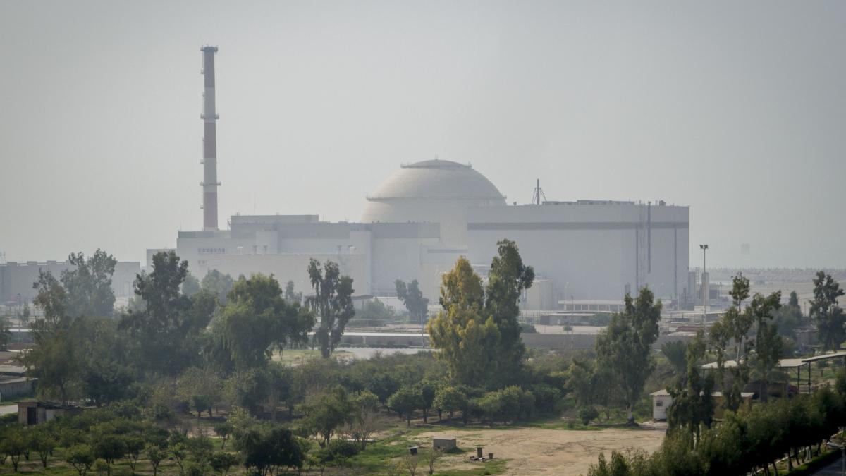 rusia are sute de specialisti atomici in iran si spune ca nu i va evacua kremlinul sustine ca israelul a garantat securitatea lor