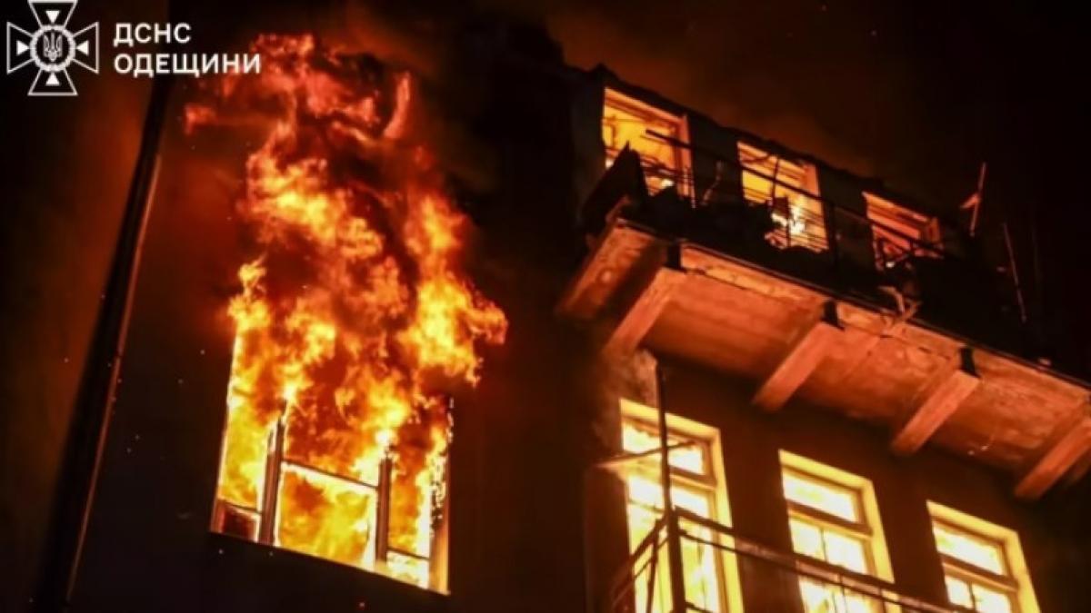 rusii au atacat odesa peste noapte un mort si 14 raniti dupa ce dronele au lovit un bloc cu 23 de etaje incendii de amploare