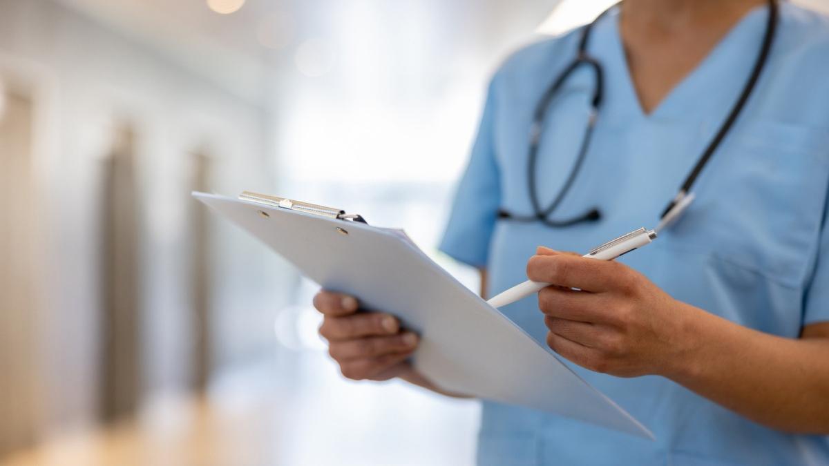 un medic de la spitalul municipal din caracal a aruncat cu apa pe o pacienta dupa o cearta aprinsa