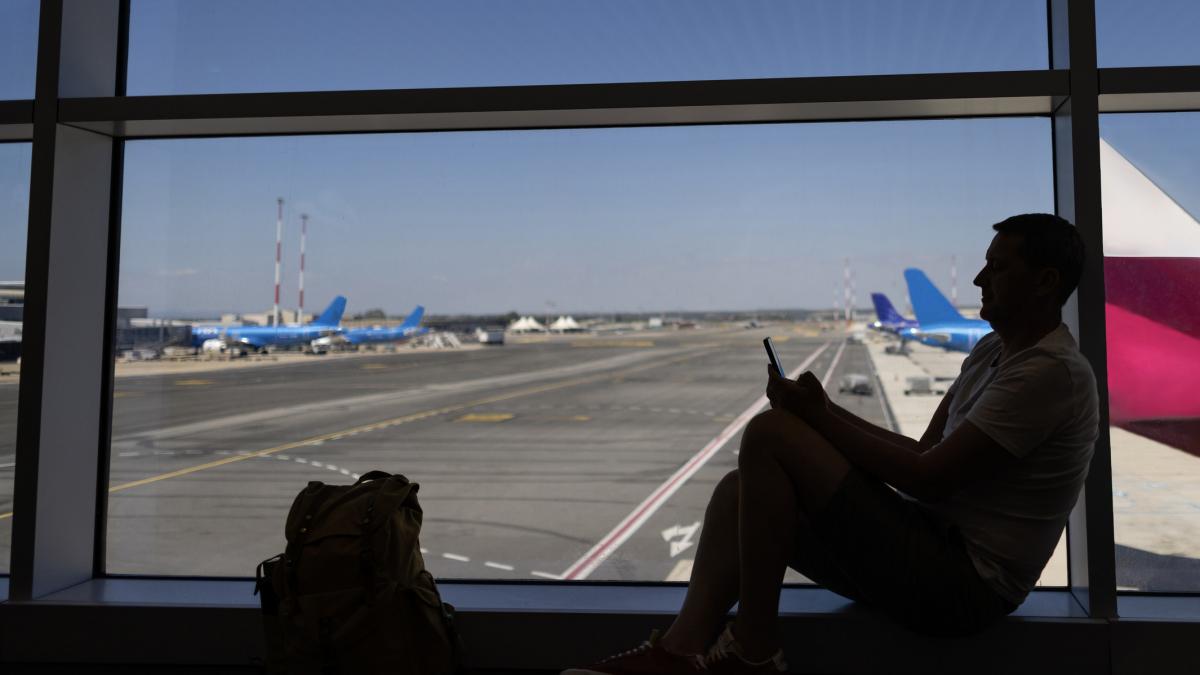 vinerea neagra italia este paralizata de o greva generala in domeniul transporturilor sunt afectate inclusiv zborurile cu avionul