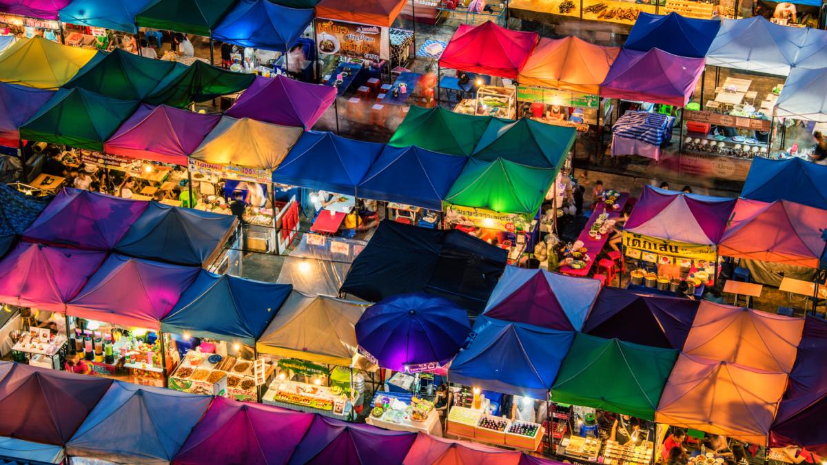 cele mai bune piete de noapte din bangkok imaginile cu spectacolul colorat din capitala thailandei fac inconjurul lumii de ani de zile