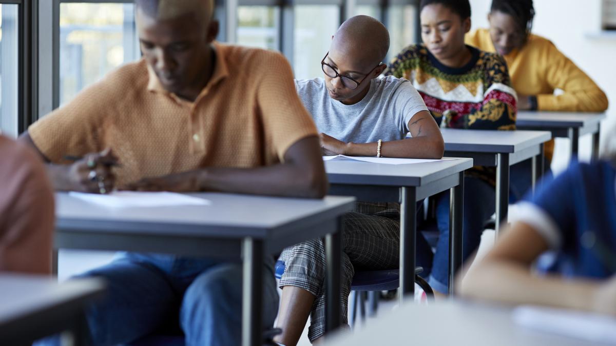 nu ai sutien nu intri la examen situatie revoltatoare la o universitate studentele au fost pipaite inainte de a intra in sala