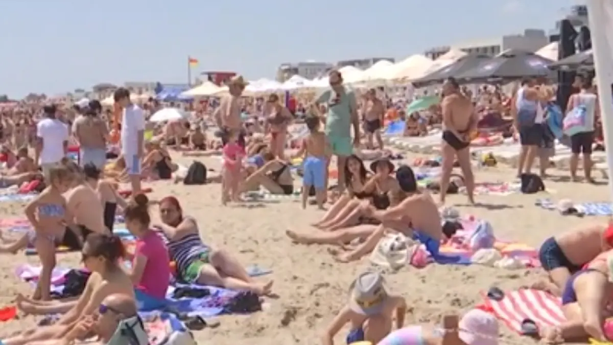 plajele sunt pline ochi in acest weekend pe litoral apa marii e perfecta pentru baie si preturile sunt mai mici