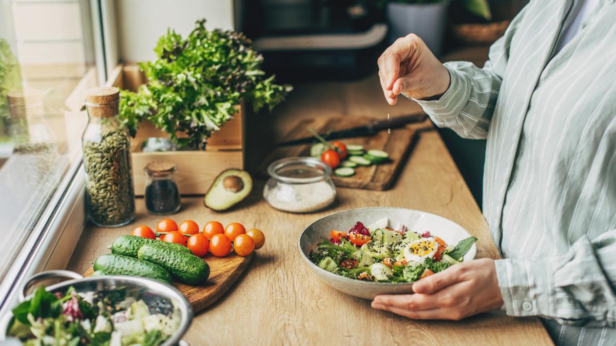 topul celor mai bune salate din lume istoria preparatului perfect pentru vara si retete vechi de secole