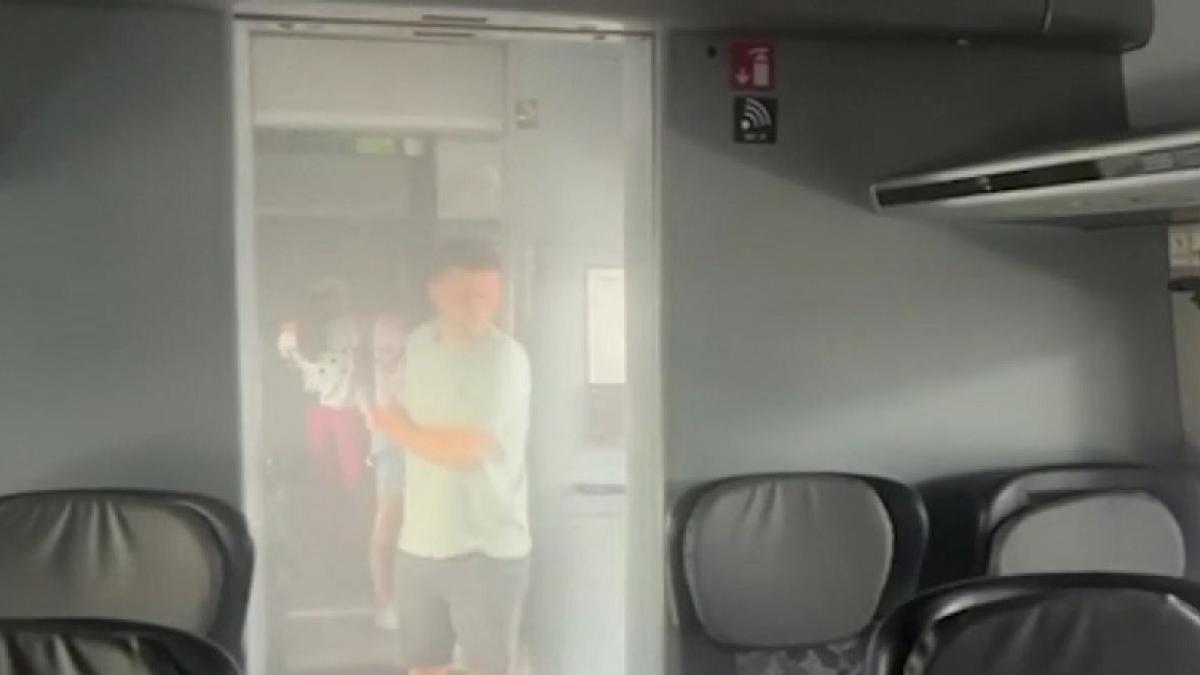 un tren de calatori a luat foc in gara de nord din bucuresti oamenii au coborat speriati din vagoane