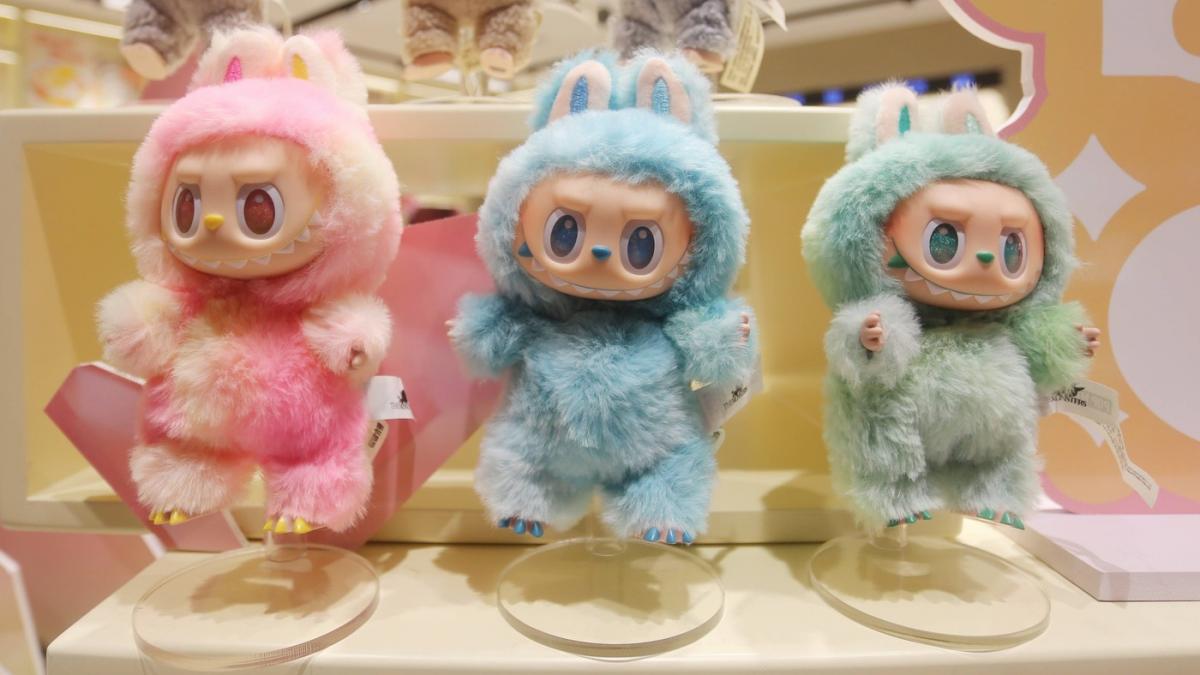 adorabile sau doar ciudate cum au cucerit lumea papusile labubu oamenii stau la cozi uriase si chiar ajung sa se bata pentru una