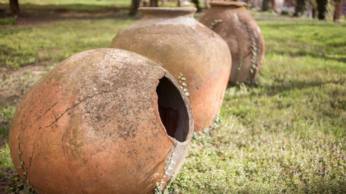 arheologii chinezi au descoperit trei morminte vechi de 1 800 de ani cu comori antice neatinse in timpul unor lucrari intr un parc